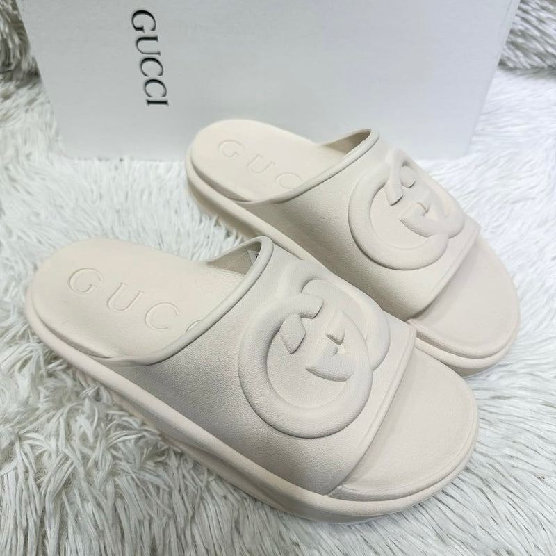 Chinelo Gu slide off